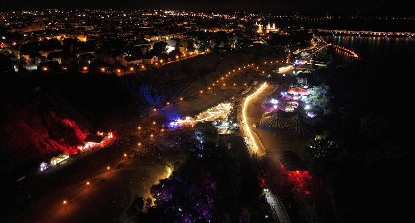 Maraton z muzyką elektroniczną, czyli 15. edycja festiwalu Audioriver [ZDJĘCIA, DRON, FILM]