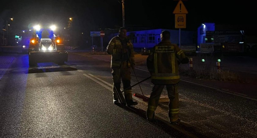 Dywan ze zboża pojawił się w nocy na asfalcie. 5 km do sprzątnięcia