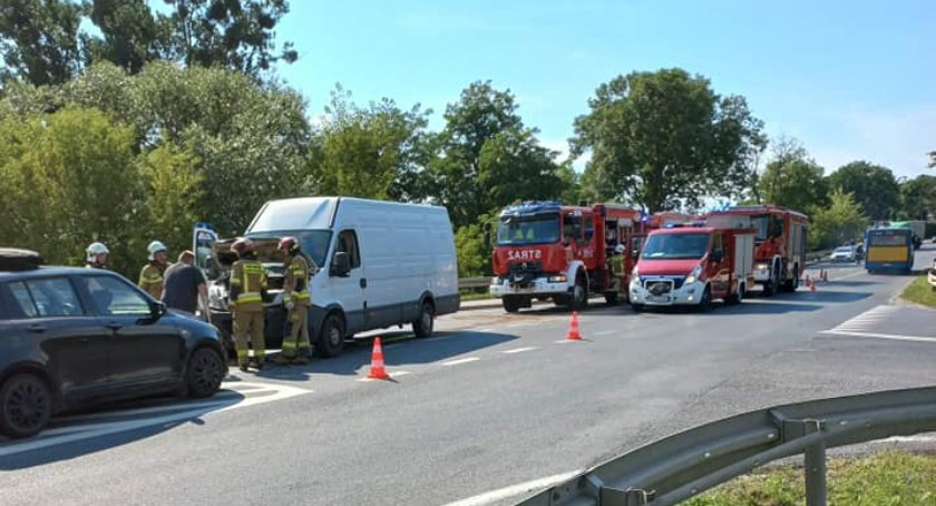Kolizja i korki w Słupnie. Zderzenie osobówki i samochodu dostawczego