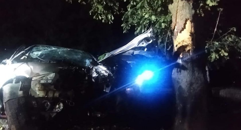Ze skody została miazga. Kierowca z nieustalonych przyczyn uderzył w drzewo [FOTO] 
