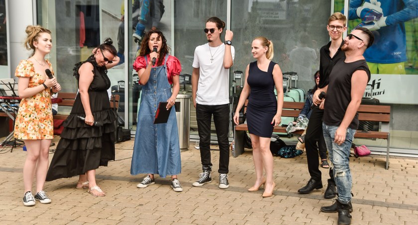 Broniewski i inni… Zrobili dziś wiele zamieszania przed galeriami handlowymi w Płocku [FOTO]  