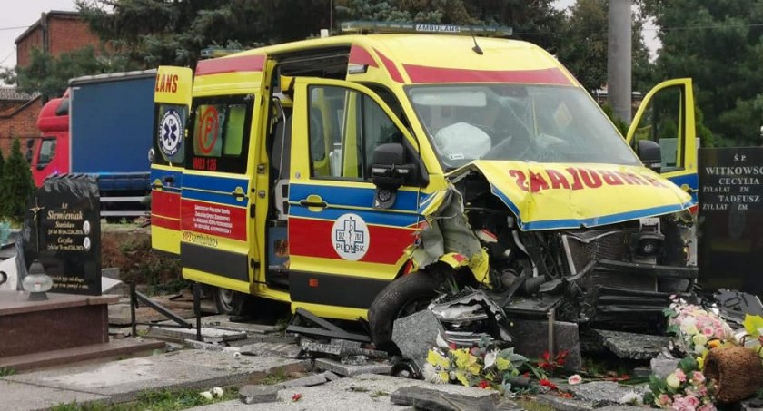 Karetka staranowała cmentarne ogrodzenie. Zniszczyła kilka pomników