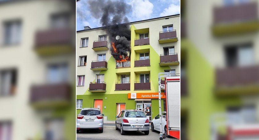 Pożar mieszkania w Alejach Jachowicza. Zablokowany przejazd