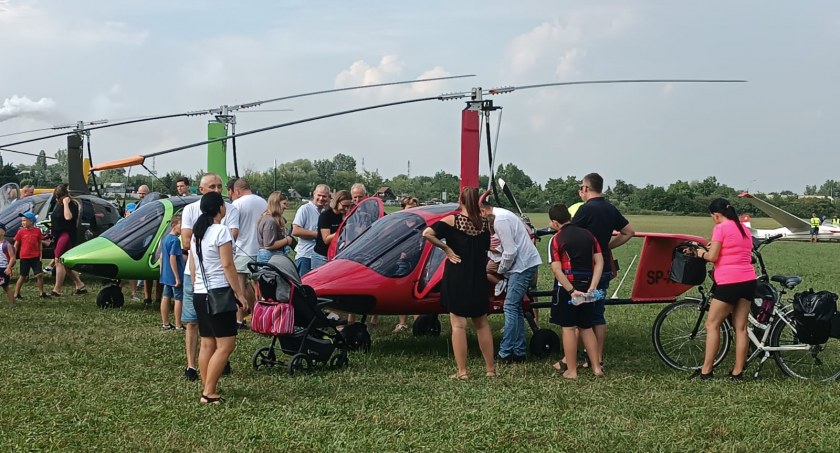 Tłumy na lotnisku i ogromny ruch w powietrzu. Trwa Święto Lotnictwa [FOTO]