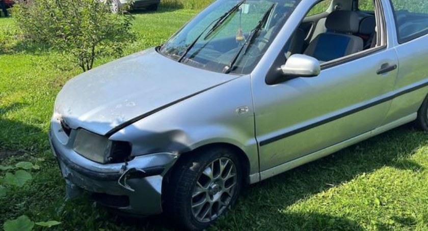 Pijany kierowca uciekł przed policją... na krzesło. Usiadł obok swojego rozbitego VW Polo