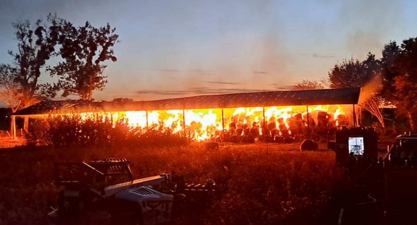 Wiata w ogniu. Płonące baloty w Łącku