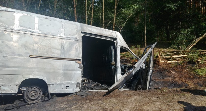 Płonący samochód zablokował ruch na DK- 62. Kierowca uciekał przed sarną... [FOTO]