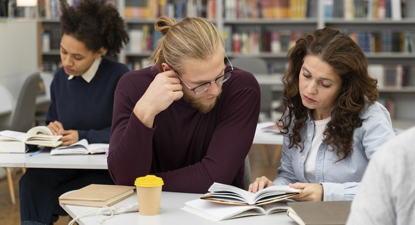 Zawirowania wokół podręcznika profesora Roszkowskiego. Które szkoły za, które przeciw?