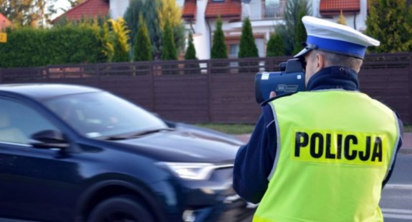 Zapłacił 2000 zł mandatu, zyskał 14 punktów karnych i stracił prawko. Szarża za kierownicą teraz słono kosztuje  