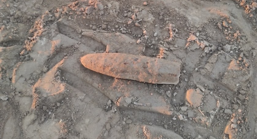 Saperzy na polu. Rolnik znalazł w Gnatach pocisk artyleryjski kaliber 75mm