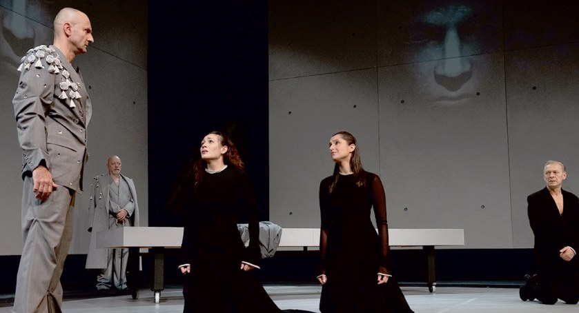 Ile w nas maski, ile twarzy? Premiera „Miarki za miarkę” w Teatrze Dramatycznym w Płocku