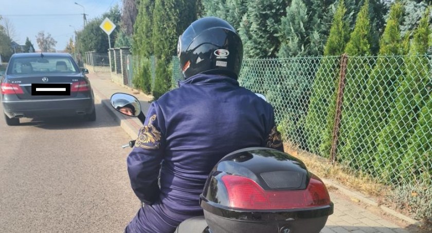 Zbyt kręta ul. Królewska w Cekanowie... Skuterem, po spotkaniu ze szwagrem nie pojedziesz! 