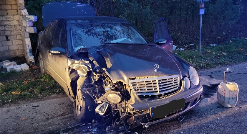 Ciągnik wyrzuciło na pole, a mercedesa na przystanek. To tylko kolizja w Podgórzu... [FOTO]
