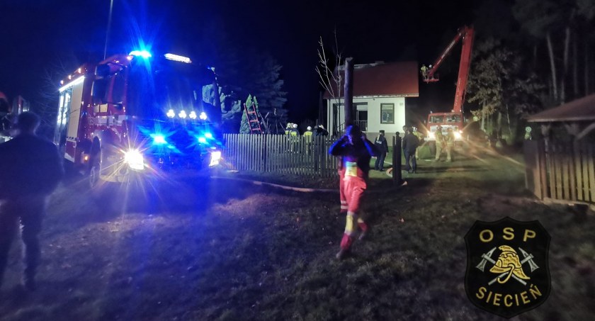 Pożar domu w Strupczewie Dużym. 11 wozów strażackich w akcji 