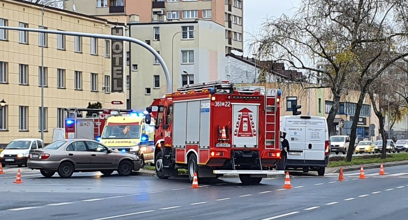 Zderzenie na Jachowicza. Na miejscu pracują służby