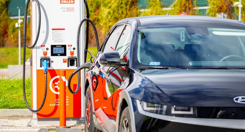 Można nią w 20 minut naładować samochód. ORLEN udostępnił ultraszybką ładowarkę o mocy 175 kW