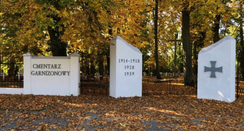 Ogrodzenie Cmentarza Garnizonowego jak nowe