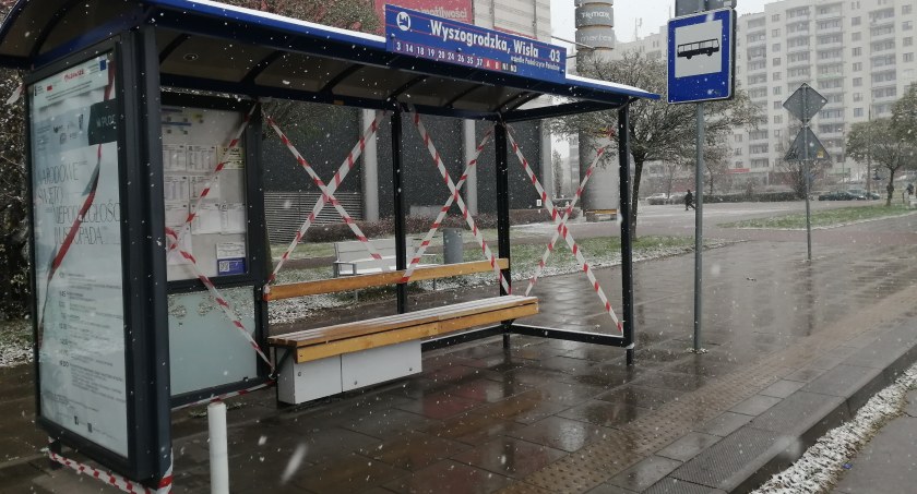 Zniszczona wiata przy al. Jana Pawła II. Według wstępnych szacunków szkody wyniosły około 7 tysięcy złotych
