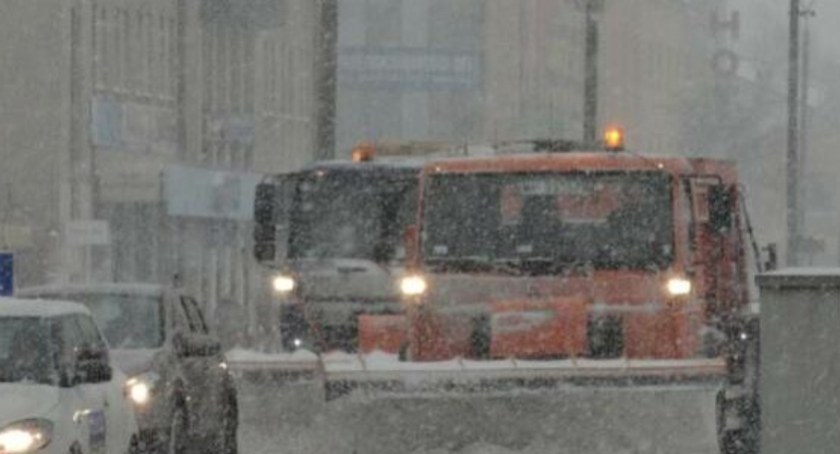 Sól drogowa, piasek i pługi w gotowości