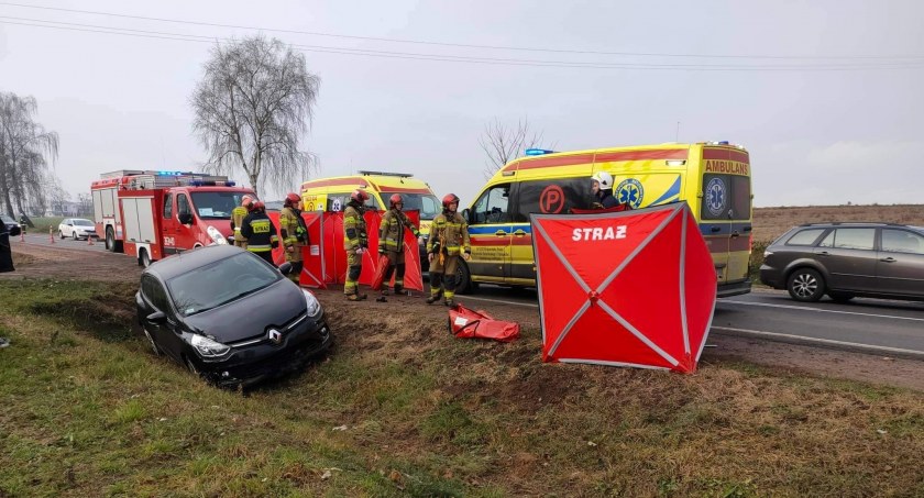 Jeden z kierowców zniknął, drugi zjechał do rowu. Niebezpieczna droga w Cekanowie