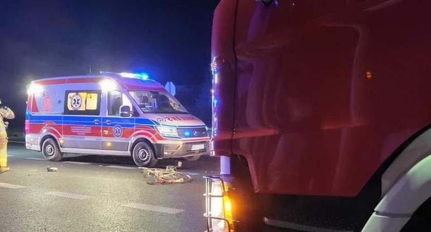 Rowerzystka i przewożony na bagażniku 8-latek trafili do szpitala. Kobieta nie ustąpiła pierwszeństwa... 