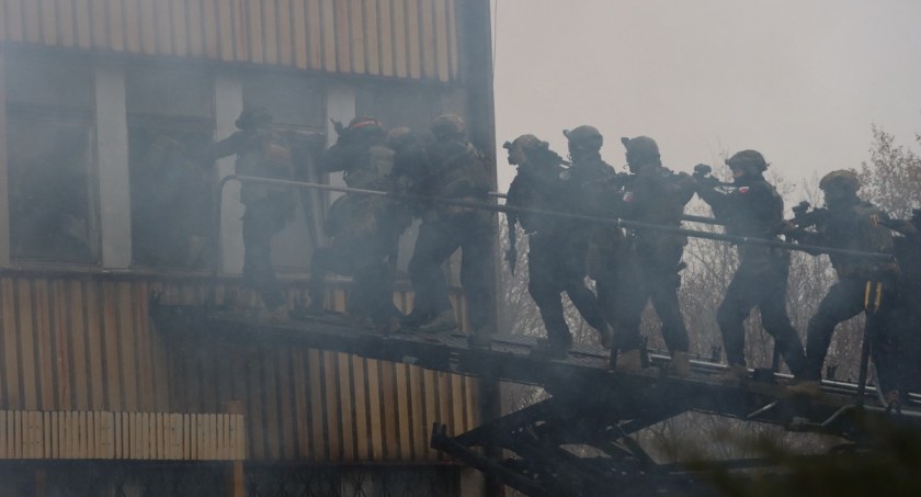 Atak na płockie obiekty infrastruktury krytycznej. Uzbrojona grupa zajęła budynek i wzięła 25 zakładników... [FOTO]