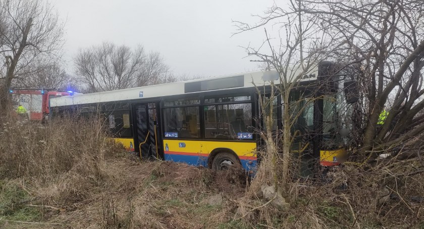 Autobus Komunikacji Miejskiej w rowie. Wypadek w Starym Gulczewie [AKTUALIZACJA] 