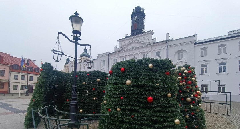 Na Starym Rynku rośnie gigantyczna choinka... Coraz bliżej święta! 