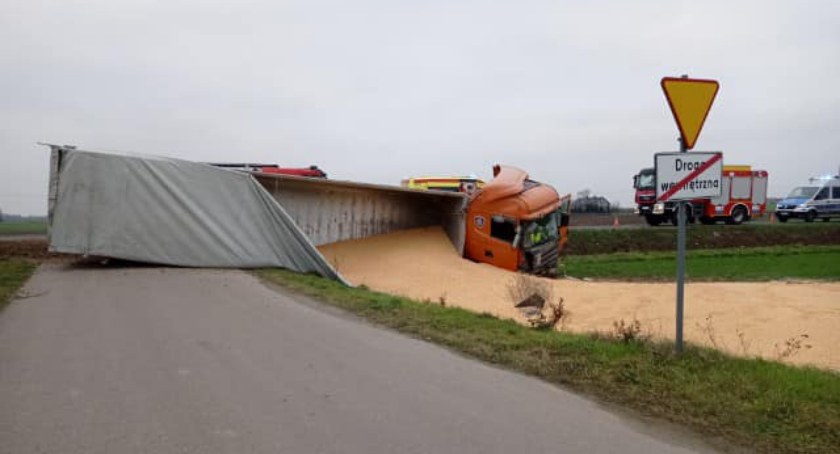 W Juryszewie problemy z przejazdem. Ciężarówka blokuje drogę  [AKTUALIZACJA]