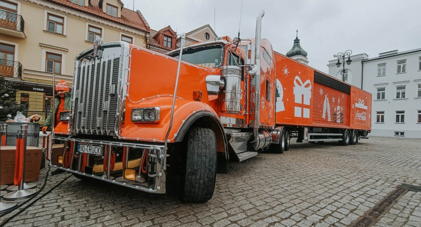 Już jest! Czerwona ciężarówka Coca-Coli zaparkowała na starówce!