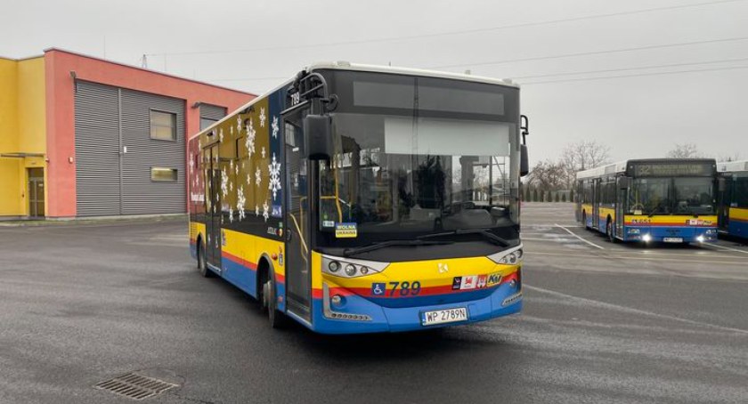 Świąteczny autobus na ulicach Płocka