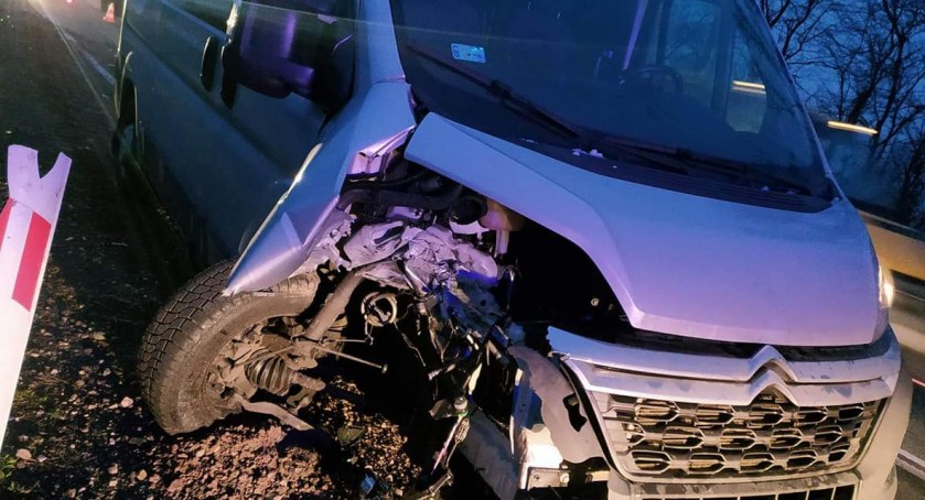 Chwile grozy w Karolewie. Oderwało się koło z ciągnika i uderzyło w nadjeżdżającego busa