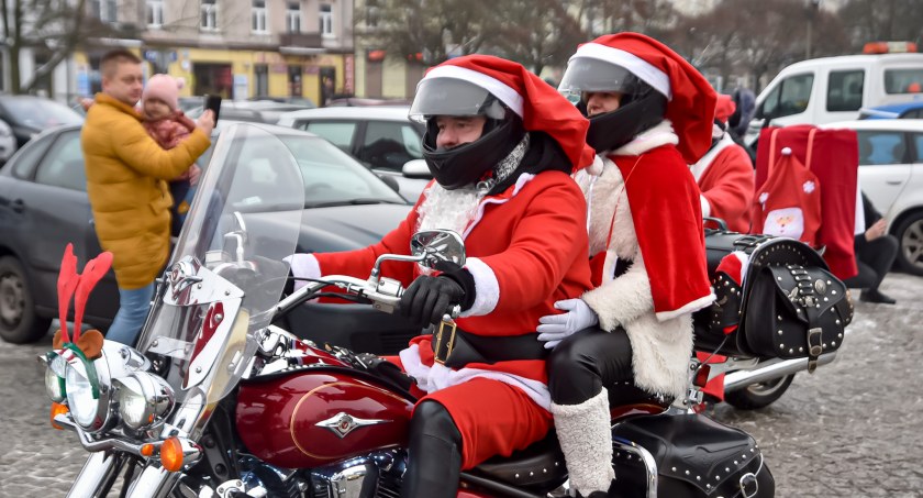 Moto Mikołaje ruszyli w trasę. Kolorowa parada pełna prezentów [FOTO]