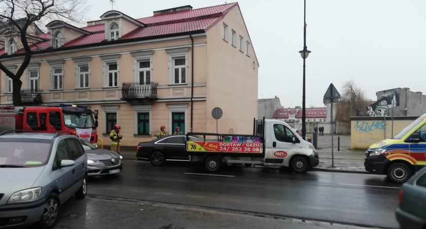 Osobówka zderzyła się z samochodem wypełnionym butlami z gazem. Groźne zdarzenie na ul. Sienkiewicza [AKTUALIZACJA]