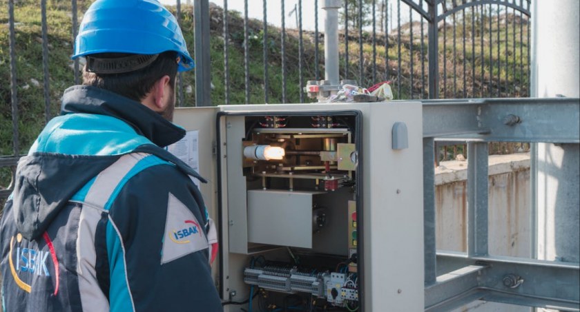 Czym charakteryzuje się praca na stanowisku elektryka?