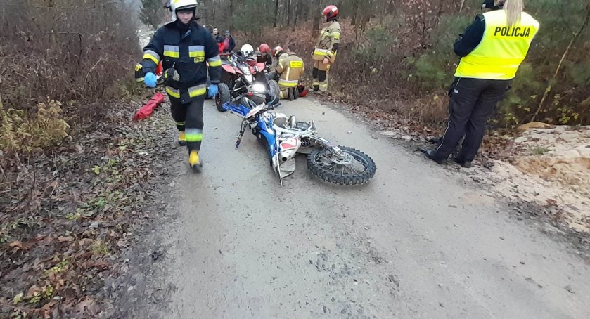 Czołowe zderzenie crossówki i quada w Parzeniu. 2 osoby poszkodowane. Wezwano śmigłowiec LPR