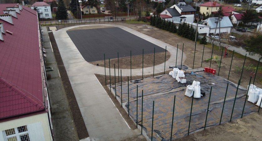Nowe boiska przy SP nr 20. Kiedy koniec prac?