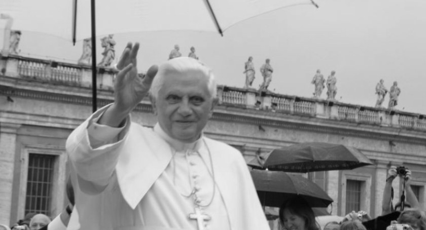 Zmarł Benedykt XVI. W niedzielę o godz. 18.00 w katedrze odprawiona zostanie msza św. za papieża seniora  