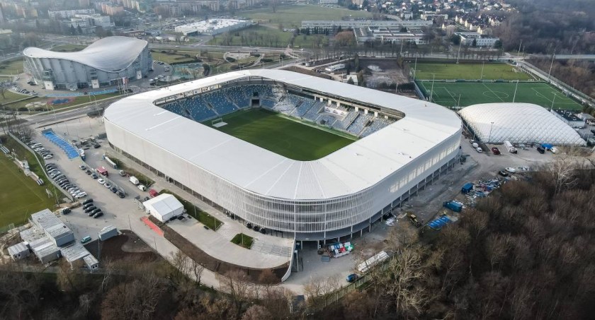 Piłkarze nożni jeszcze bez stadionu. Obiekt nadal w budowie [FILM - ZDJĘCIA Z DRONA]