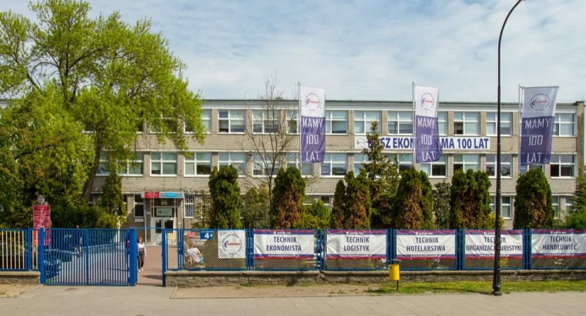 Będą nowe boiska przy Ekonomiku. Wykonawca przejął plac budowy