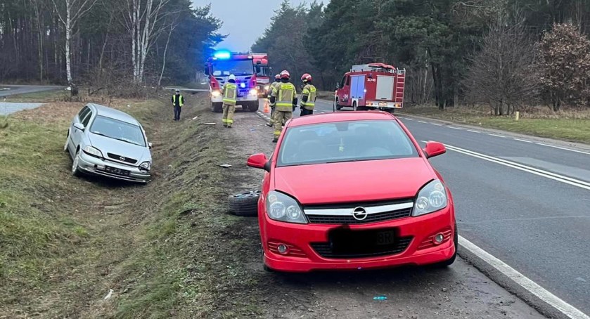 Uderzyła w tył opla i zjechała do rowu. Zdarzenie drogowe w Cekanowie