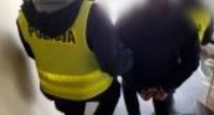 Wyrzucił kokainę na dach garażu. I tak wpadł w ręce Policji  
