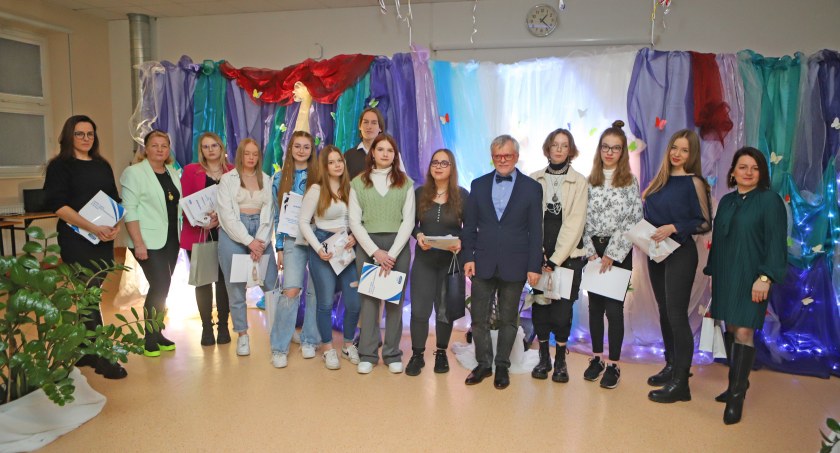 Falbanki, plecionki, spodnie i spódnice. Rewia mody pomysłowych uczennic  [ZDJĘCIA]