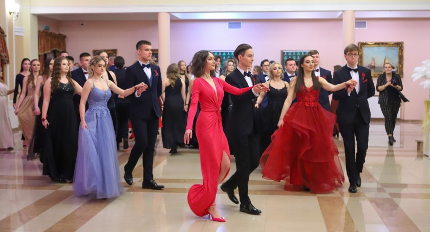 Jagiellończycy ruszyli do poloneza. Studniówki czar… [ZDJĘCIA, FILM]