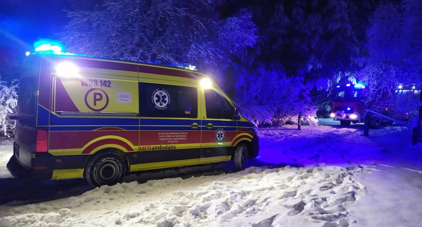 Ambulans ugrzązł w zaspach. Gdyby nie pomoc strażaków...  