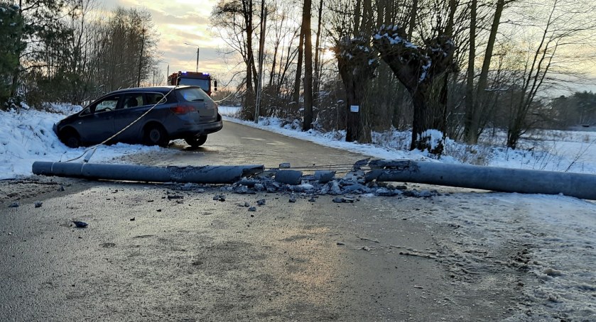 Opel skosił słup oświetleniowy. Niebezpieczna przeszkoda na drodze      