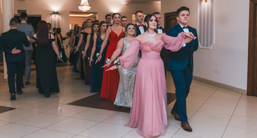 Wyjątkowy bal w gąbińskim „Staszicu”. Szampańska zabawa maturzystów [FOTO]