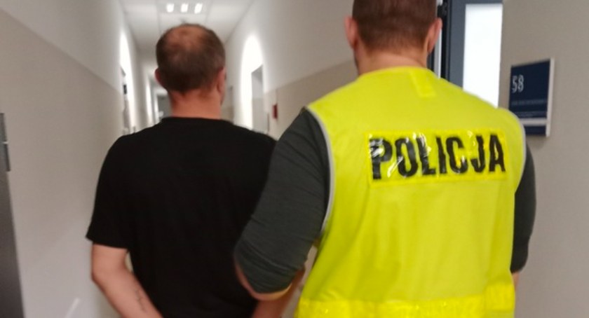 Pościg wiejskimi drogami za vw passatem. Dwa radiowozy i pijany 40-latek w akcji