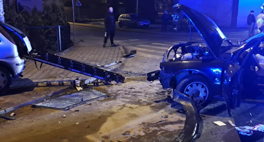 Zderzenie opla i audi w Staroźrebach. Jedna osoba w szpitalu [ZDJĘCIA]
