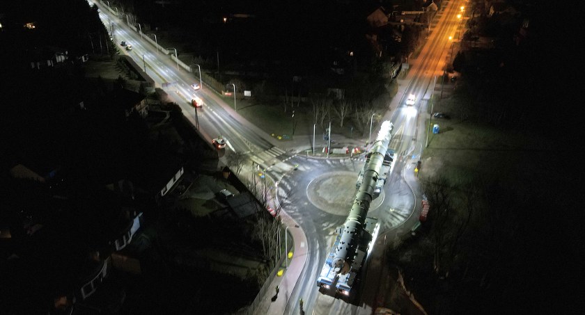 Transport ponadnormatywny. Z płockiego nabrzeża na Olefiny III [ZDJĘCIA, FILM Z DRONA]